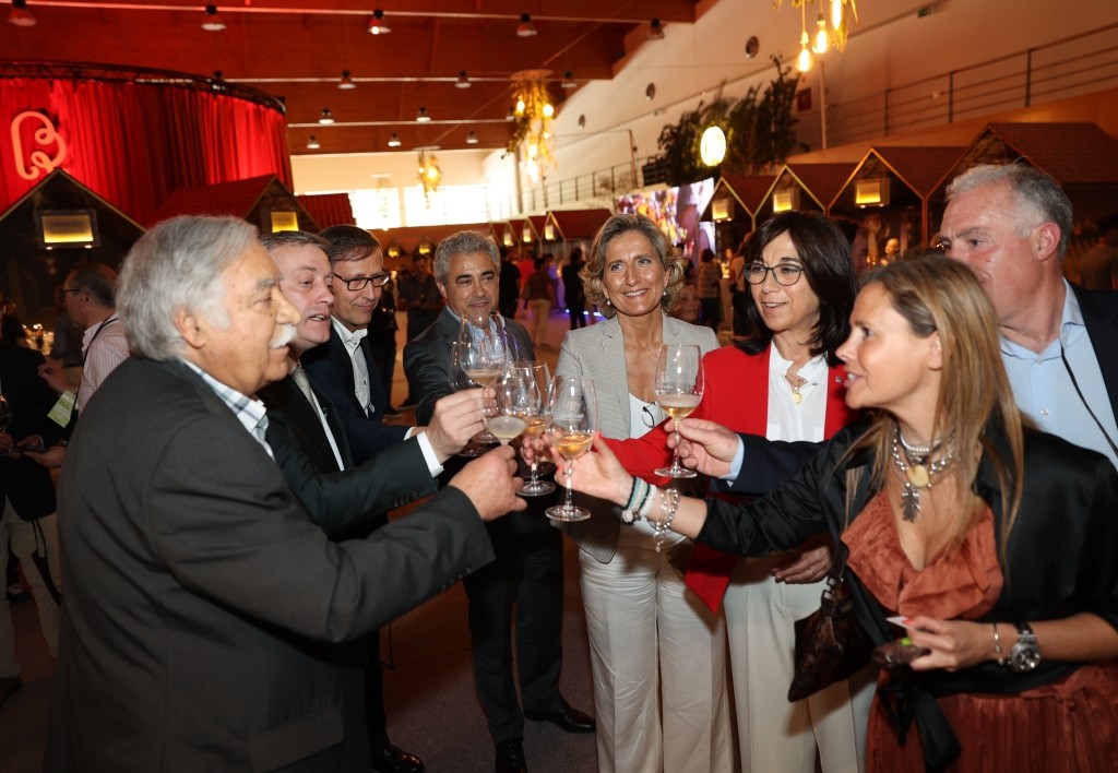 aqui_bairrada_brinde_ministra_ana_abrunhosa1