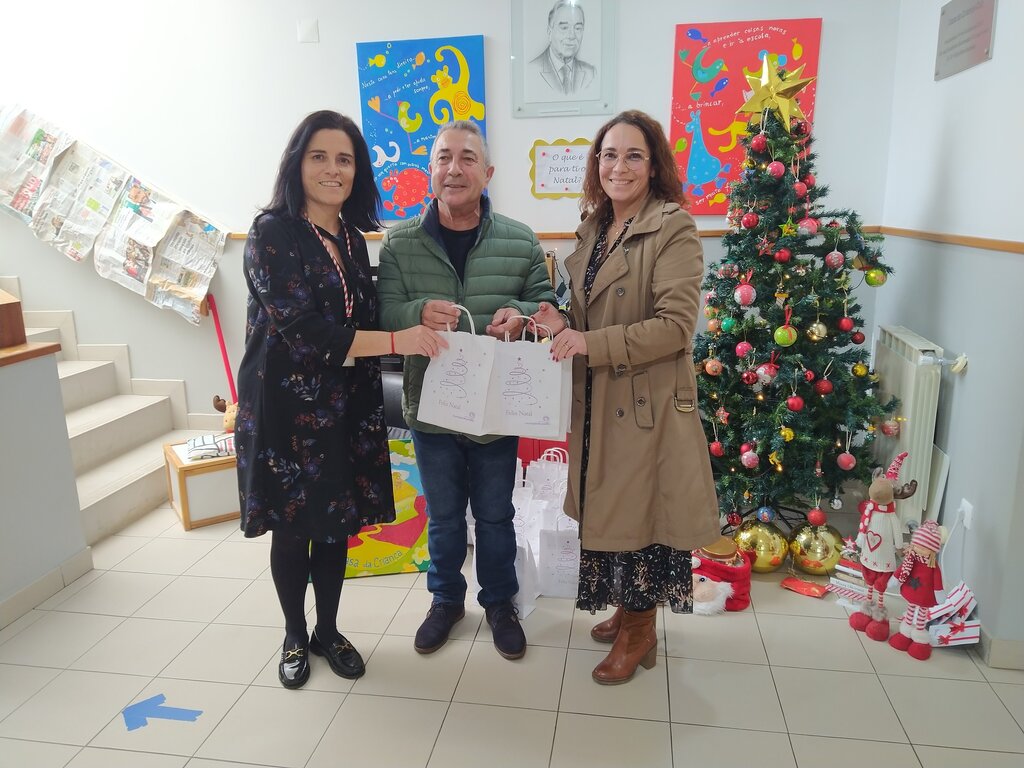 Entrega de presentes na Casa da Criança